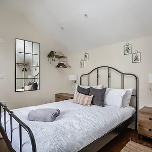 Paradise Square-remodelled 18th Century Apartment